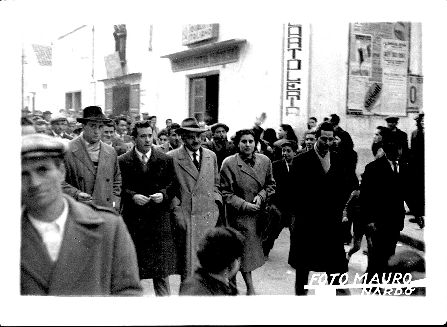 Nella foto Luigi Tarricone con Giuseppe Calasso e Cristina Conchiglia. Si riconosce un giovane Franco De Pace